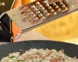 Foto del passaggio 10 della ricetta Risotto al Branzino e Champignons con Bottarga di Tonno