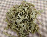 Foto del passaggio 2 della ricetta Tagliatelle alla polvere di moringa con verdure di stagione