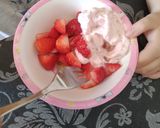 Foto del paso 3 de la receta Fresas con mousse de fresa y hierbabuena