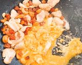 รูปขั้นตอนการทำที่ 6 ของ ข้าวผัดสับปะรดไก่กุนเชียง