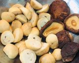 Hình bước làm 2 của món Canh Đùi Gà Nấu Nấm Và Cải Bẹ Xanh