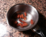 Foto del paso 22 de la receta: Lomo de cordero, con cebollas caramelizda, cirulas, pasas y crujiente de almendras