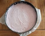 Foto del passaggio 4 della ricetta Cheesecake ai frutti rossi e cioccolato bianco