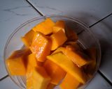 Foto langkah ke 2 dari resep Sop buah mangga.