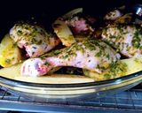 Foto del paso 6 de la receta: Cuartos traseros de pollo asados al horno con patatas nuevas