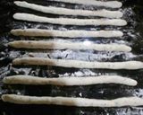 Foto del paso 2 de la receta: Espirales de salchichas con masa saborizadas