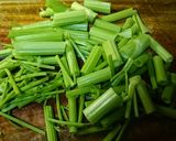 粗管芹菜炒五花肉的食譜步驟1照片