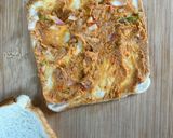 Gambar langkah 4 resipi Roti gulung tuna tin goreng telur.