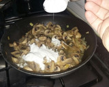 Foto del paso 2 de la receta: Huevo trufado en crema de champiñones