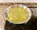 Foto del paso 4 de la receta: Arroz con marisco y manzanilla