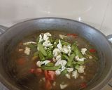 Foto langkah ke 3 dari resep Pindang tulang sayuran.