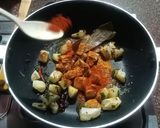 A picture of step 4 of Khatti meethi Aam aloo ki sabji.