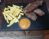 Foto del paso 4 de la receta Rollitos de ternera rellenos de jamón serrano y espárragos con papas fritas y mojo de pimiento