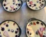 Une image de l'étape 2 de Petits clafoutis légers aux fruits rouges 🍓🫐.