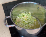 Foto del paso 2 de la receta: Crema fría de puerros y pera