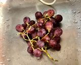 Foto del paso 1 de la receta: Mi mermelada de uvas rosa