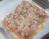 Foto del paso 3 de la receta: Coca de verduras, atún, aceitunas negras y huevo duro