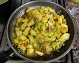 Foto del paso 4 de la receta: Revuelto de zapallitos 🍈y papa🥔