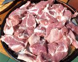 Foto del paso 1 de la receta: Bondiola a la cerveza al disco. 🥘