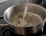 Foto del paso 3 de la receta: Sopa de Repollo con fideos chinos y huevo cocido