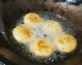 A picture of step 2 of Sooji ki kachori.