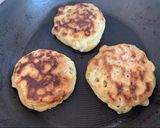 A picture of step 4 of Corn cake with bacon and sriracha mayo sunny side up.
