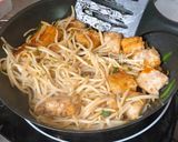 A picture of step 5 of Stir-Fried Taro Cake with Bean Sprouts.