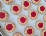 Foto langkah ke 5 dari resep Strawberry Butter Cookies.