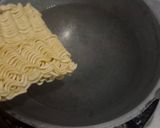 Foto langkah ke 3 dari resep Omelette Mie kriuk.
