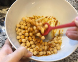 Foto del paso 3 de la receta: Snack de garbanzos especiados en freidora de aire
