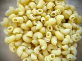 Pasta corta con bayas de goji, bonito del norte y aceitunas
