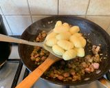 A picture of step 5 of Gnocchi with green pesto and pancetta 🇮🇹 🍝.