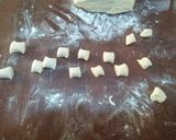 Foto del passaggio 5 della ricetta Gnocchi fatti in casa con pomodoro e mozzarella