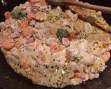 Csirkés, zöldséges tészta tejszínnel, sajttal 🥦🧄🥕🧀🍜 recept fázis 4 fotója