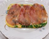Foto del passaggio 5 della ricetta Rotolo di uova con rucola,farcito con bresaola e parmigiano