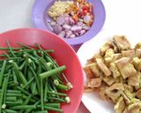 Foto langkah ke 2 dari resep Tumis Telur Dadar Kembang Bawang.