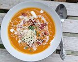 Édesburgonya krémleves cheddarral és pirított kolozsvári szalonnával recept fázis 2 fotója