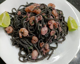 Foto del paso 5 de la receta: Spaghetti de tinta con puntilla y gambas