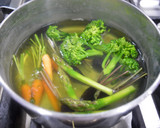 Foto del paso 5 de la receta: Lubina con mantequilla de especias, jardín de verduritas y licuado de espinacas y perejil