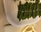Foto del paso 2 de la receta: Ejotes rellenos de queso en salsa de tomate