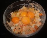Foto del paso 1 de la receta: Tortilla de ensaladilla en cestitas al horno