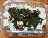 Foto del paso 4 de la receta: Queso panela marinado con hierbas a la mexicana