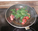 Foto del paso 2 de la receta: Espinacas salteadas con embutido