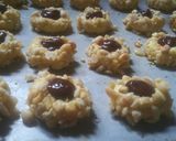 Foto langkah ke 5 dari resep Peanut Choco Thumbprint Cookies.
