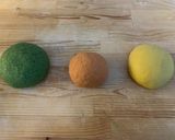 Foto del passaggio 2 della ricetta Ravioli colorati, ricotta e prezzemolo saltati burro e salvia, e tagliatelle tricolore al pomodoro