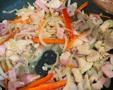 A picture of step 7 of Egg noodles stir-fried with chicken and bacon.