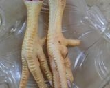 A picture of step 1 of Chicken Paws Broth.