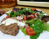 Foto del paso 4 de la receta: Solomillo🥩 a la plancha con salsa de queso🧀 y 🥗ensalada