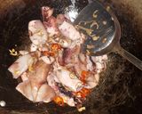 Foto langkah ke 3 dari resep Oseng Cumi Kuah.