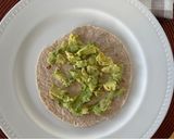 Foto del paso 2 de la receta: Huevo + Avocado 🥑 + Tortilla!